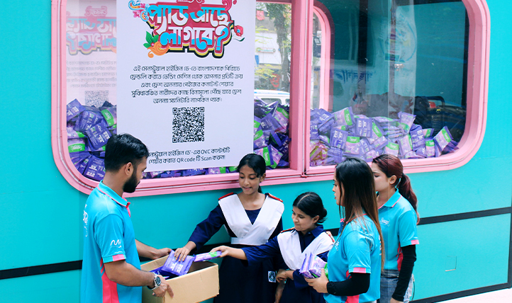 Fresh Anonna caravan activation team distributing products to visitors.