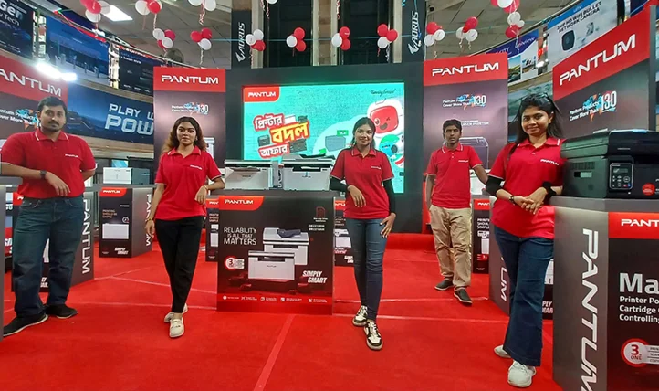 Pantum Roadshow 2025 retail activation with printers and brand representatives.